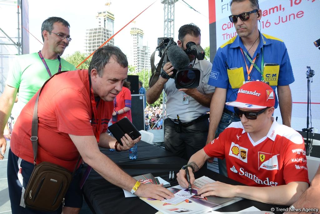 В Баку прошла автограф-сессия пилотов Формулы 1 (ФОТО)