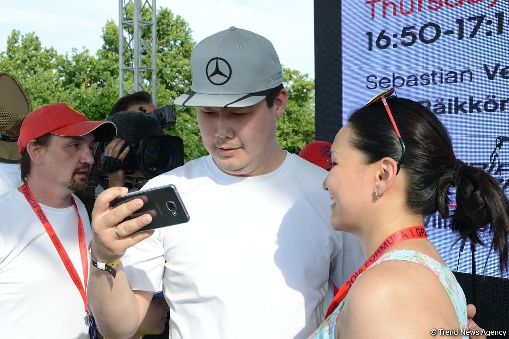 "Formula 1" iştirakçıları Bakıda avtoqraf verdilər (FOTO)