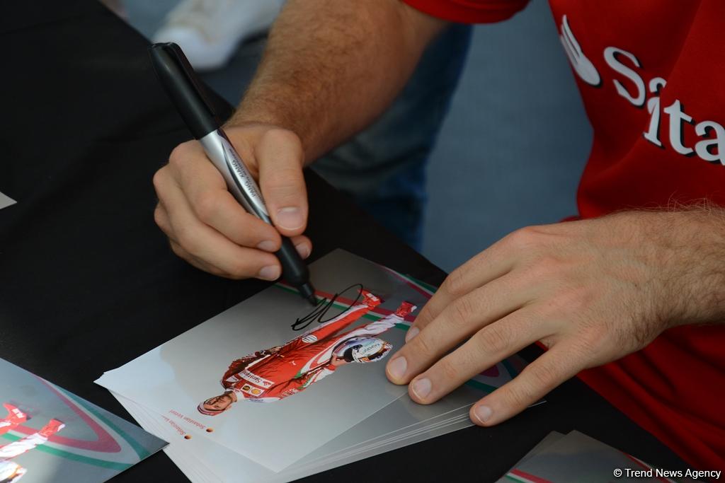 В Баку прошла автограф-сессия пилотов Формулы 1 (ФОТО)