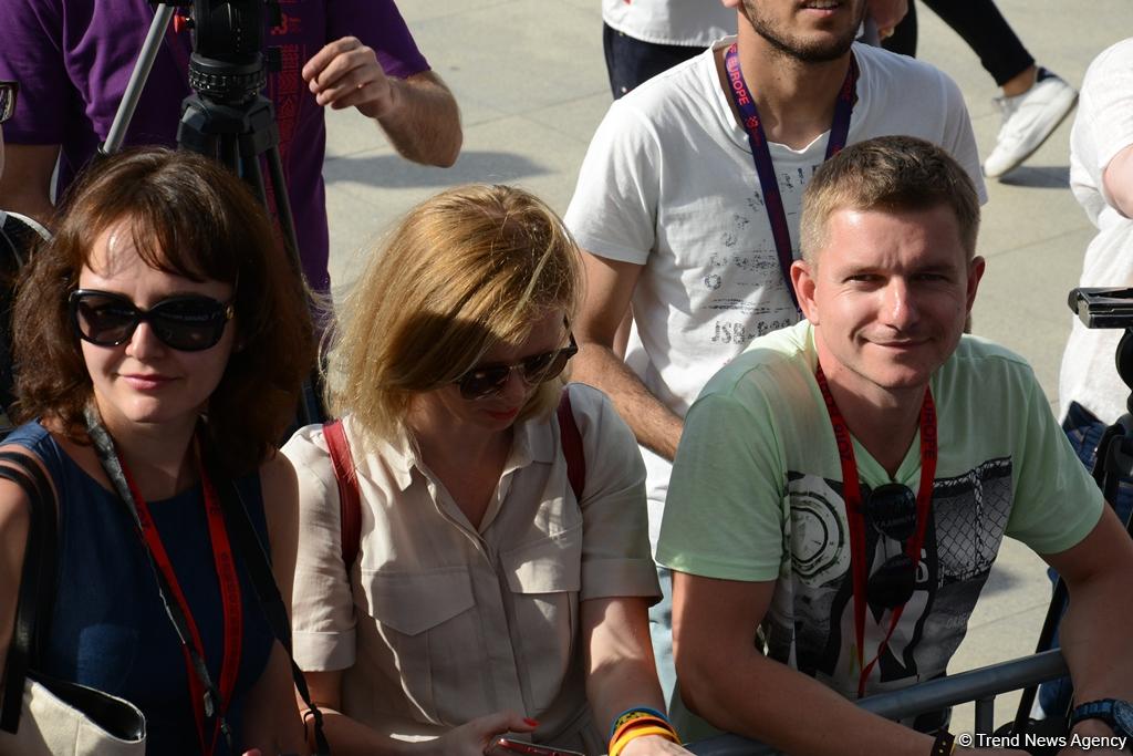 "Formula 1" iştirakçıları Bakıda avtoqraf verdilər (FOTO)