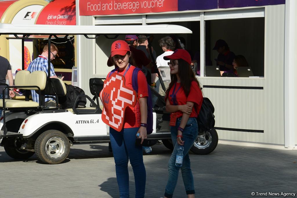 Formula 1 için Bakü'ye gelen turistler yerli kültürün tadını çıkardılar (Fotoğraf)