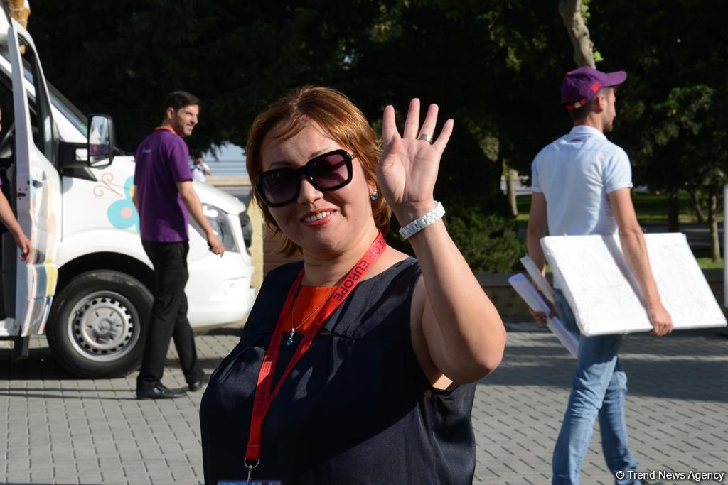 Гости Баку, прибывшие на Формулу 1, ознакомились с национальными стендами (ФОТО)