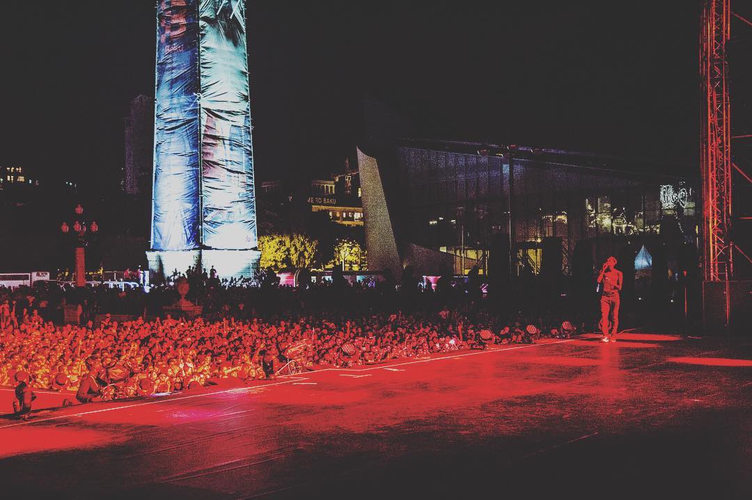 Крис Браун поделился фотографиями с концерта в Баку