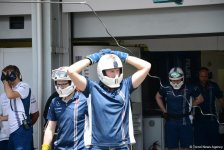 Технический персонал Формулы 1 в Баку проводит тренировки перед заездом (ФОТО)