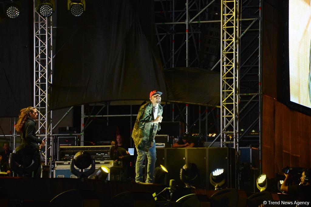 Chris Brown performs in Baku as part of F1 Grand Prix (PHOTO)