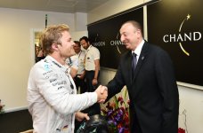 Президент Азербайджана и его супруга наградили победителей Гран-при Европы Формулы 1 в Баку (ФОТО)