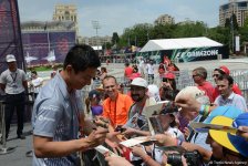 F1 autograph session by Manor’s Haryanto in Baku (PHOTOS)