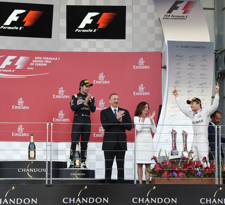 Президент Азербайджана и его супруга наградили победителей Гран-при Европы Формулы 1 в Баку (ФОТО)