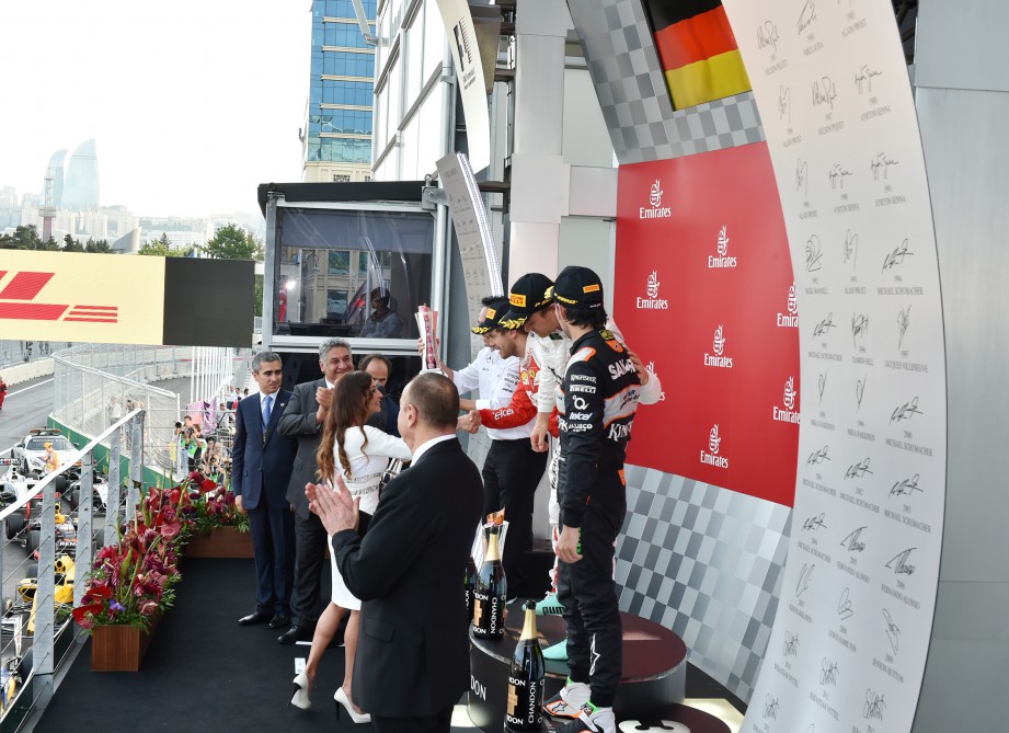 President Aliyev, his spouse present F1 trophies to European Grand Prix winners
