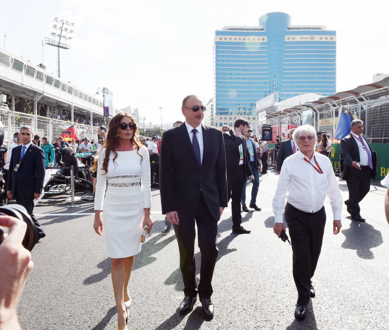 Prezident İlham Əliyev və xanımı "Formula 1" Avropa Qran Prisi yarışına baxıblar (FOTO)