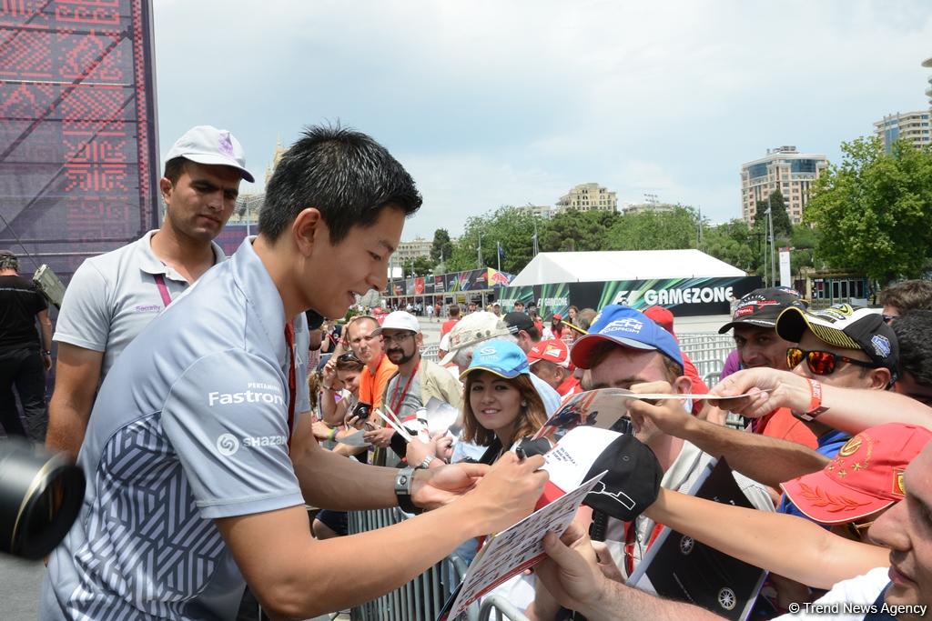 F1 autograph session by Manor’s Haryanto in Baku (PHOTOS)