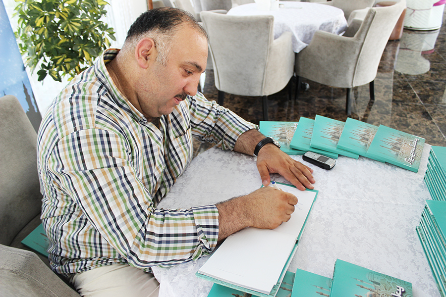 Бахрам Багирзаде провел автограф-сессию книги "Мечети Баку" (ФОТО) - Gallery Image