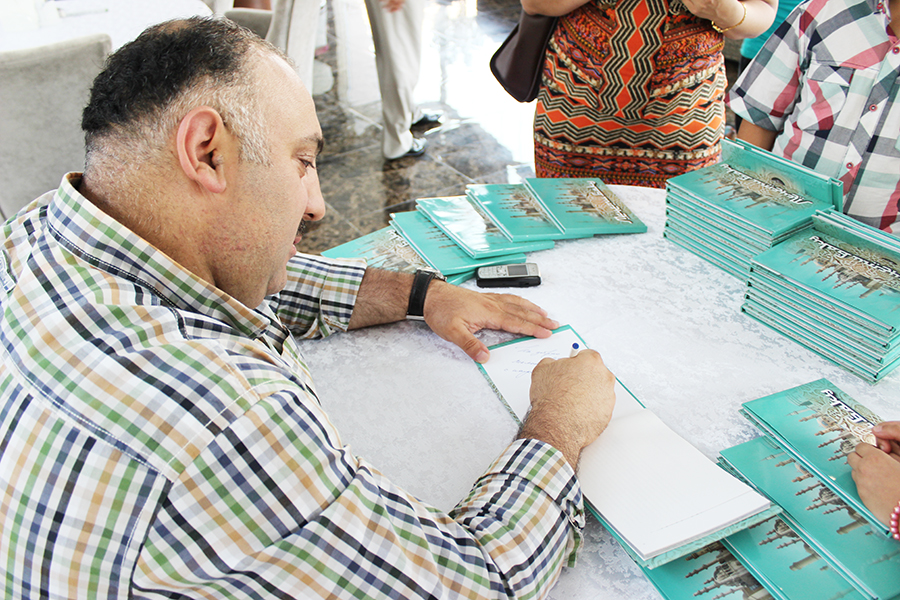 Бахрам Багирзаде провел автограф-сессию книги "Мечети Баку" (ФОТО)