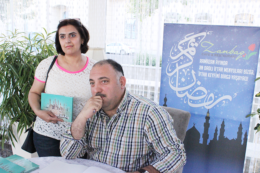 Бахрам Багирзаде провел автограф-сессию книги "Мечети Баку" (ФОТО) - Gallery Image