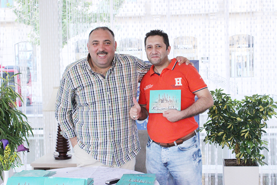 Бахрам Багирзаде провел автограф-сессию книги "Мечети Баку" (ФОТО)