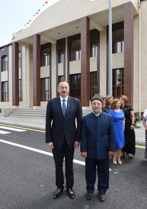President Aliyev meets with Nardaran residents (PHOTO)