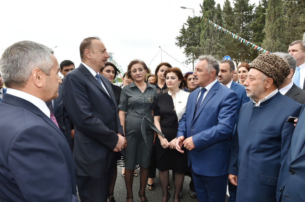 Prezident İlham Əliyev Nardaran qəsəbəsinin sakinləri ilə görüşüb (FOTO)