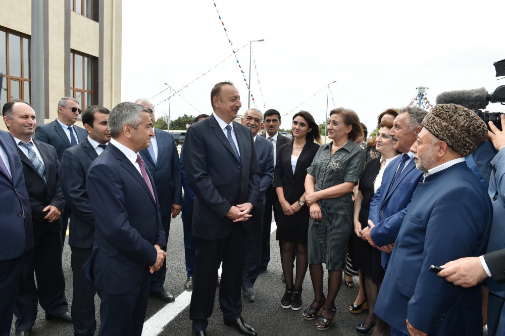 President Aliyev meets with Nardaran residents (PHOTO)