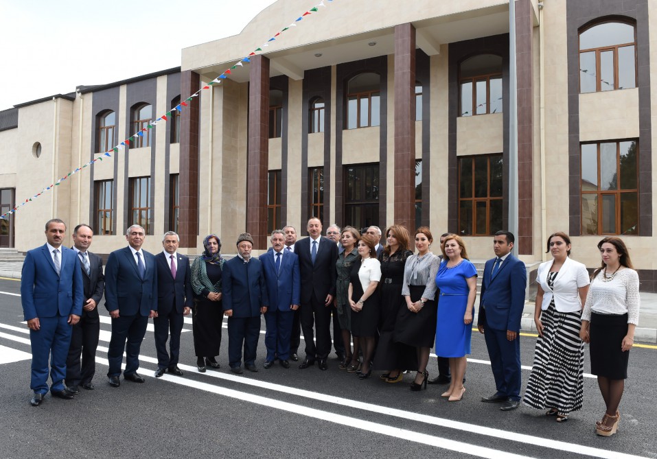 President Aliyev meets with Nardaran residents (PHOTO)
