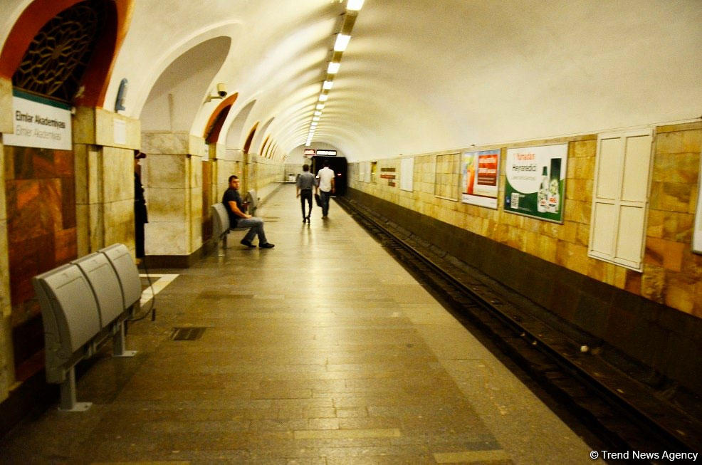 Metro stansiyalarında yeni oturacaqların quraşdırılmasına başlandı (FOTO)