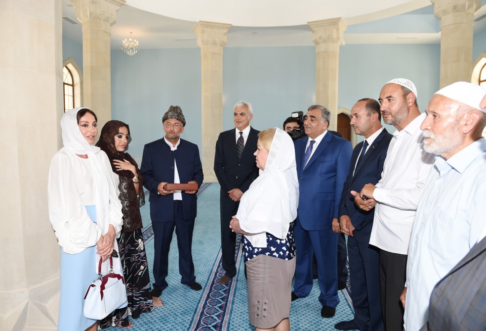 Первая леди Азербайджана Мехрибан Алиева ознакомилась с Зиринской Джума-мечетью, построенной фондом Айдына Гурбанова (ФОТО)
