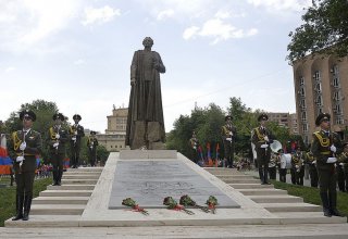 Mixail Zabelin: "Yerevanın mərkəzində Hitlerin sovet məhkəməsi tərəfindən məhkum edilmiş əlaltısının heykəli açılıb" (FOTO)