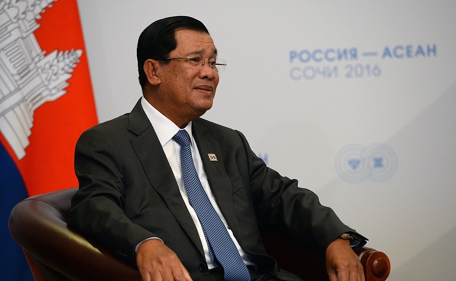 Премьер Камбоджи оштрафован на 4 доллара за езду на мотоцикле без шлема