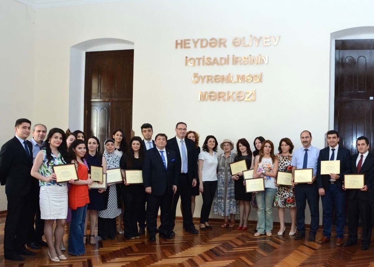 UNEC-də "Thomson Reuters"in təlimlərinin iştirakçılarına sertifikatlar verilib (FOTO)