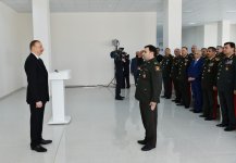 Президент Азербайджана ознакомился с условиями в здании, построенном для военнослужащих (ФОТО)