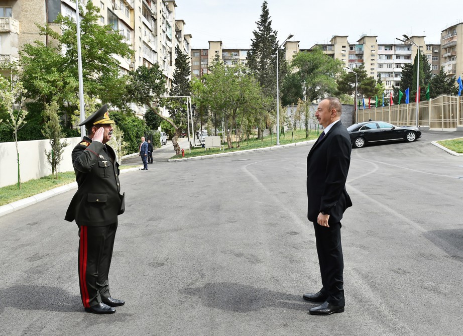 Президент Азербайджана ознакомился с условиями в здании, построенном для военнослужащих (ФОТО) - Gallery Image