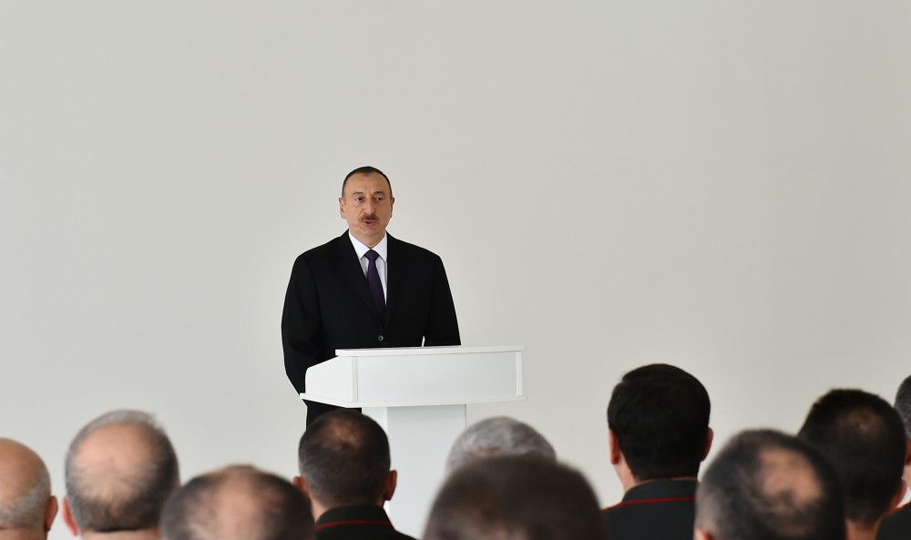 President Aliyev views residential building for servicemen