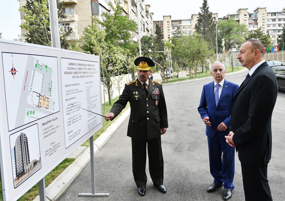 Prezident İlham Əliyev hərbçilər üçün inşa edilmiş binada yaradılan şəraitlə tanış olub (FOTO)