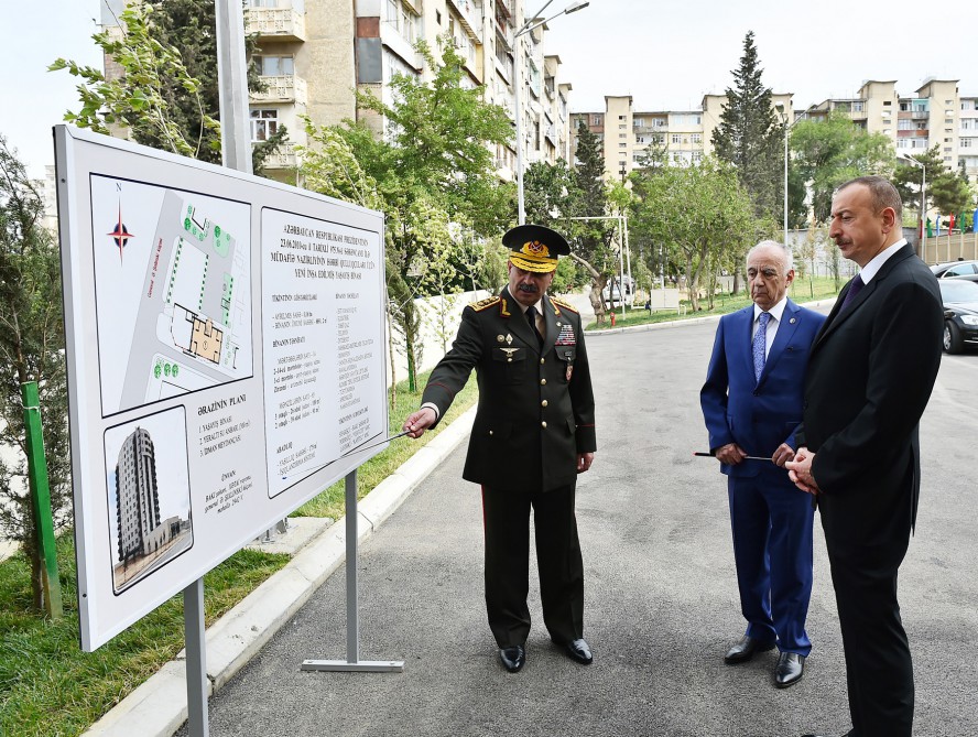 Президент Азербайджана ознакомился с условиями в здании, построенном для военнослужащих (ФОТО) - Gallery Image