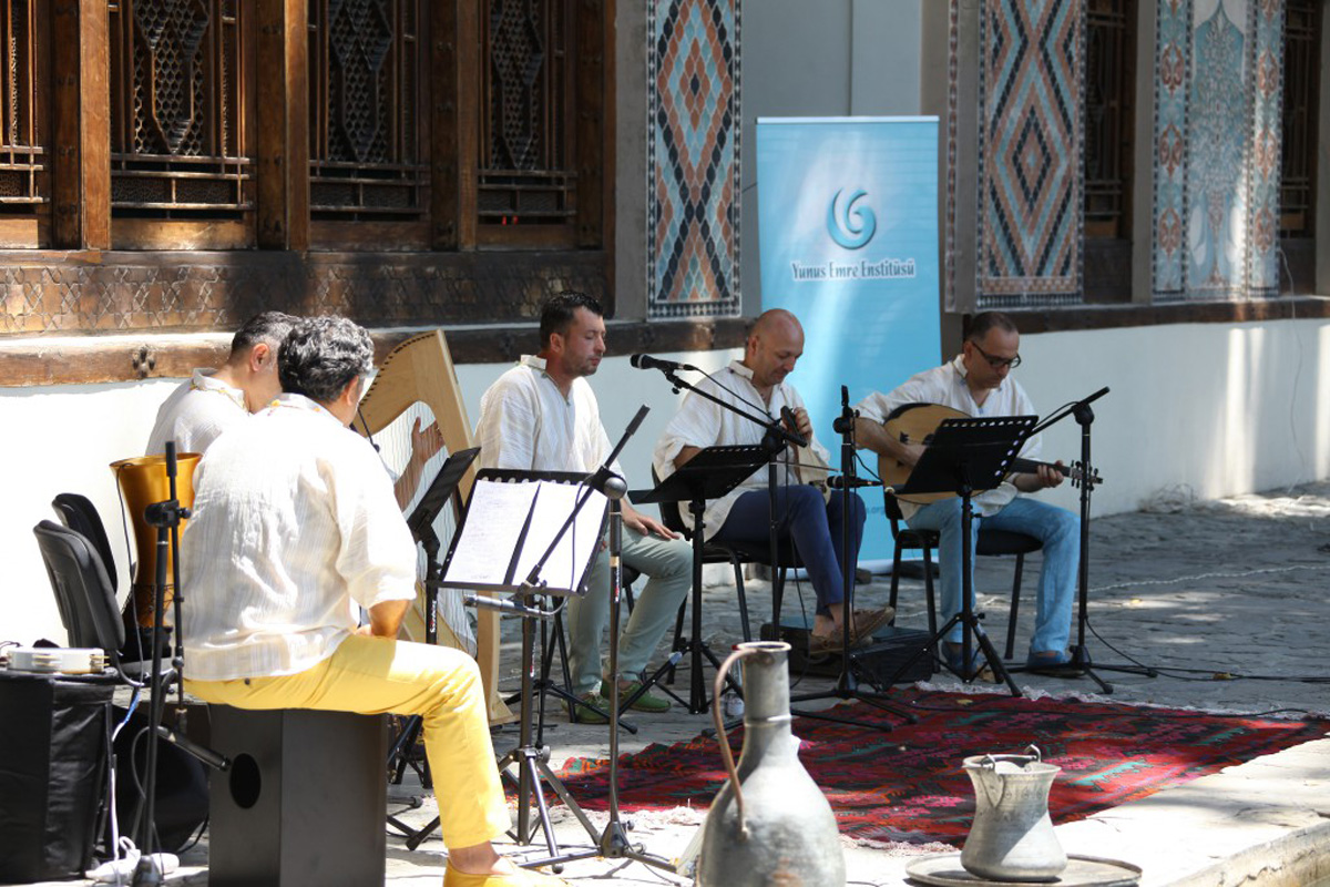 Türkiyənin “Şimdi” ansamblı Şəki “İpək yolu” VII Beynəlxalq musiqi festivalının səhnəsində (FOTO)