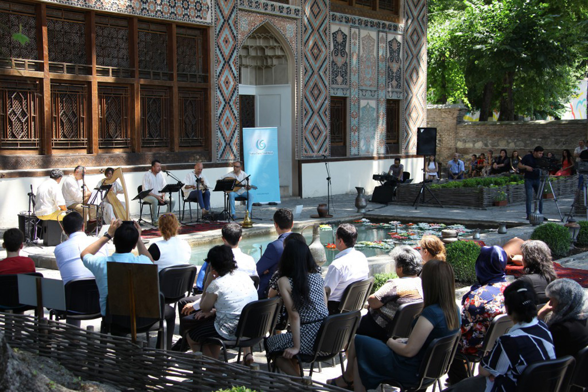 Türkiyənin “Şimdi” ansamblı Şəki “İpək yolu” VII Beynəlxalq musiqi festivalının səhnəsində (FOTO)