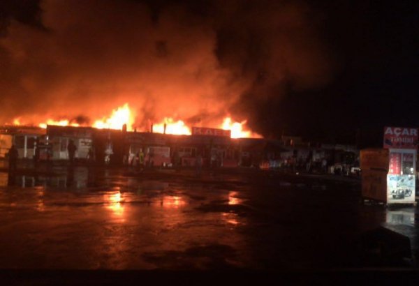 Bakü'de eski araba pazarında güçlü yangın (Foroğraf)