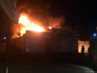 Bakü'de eski araba pazarında güçlü yangın (Foroğraf)