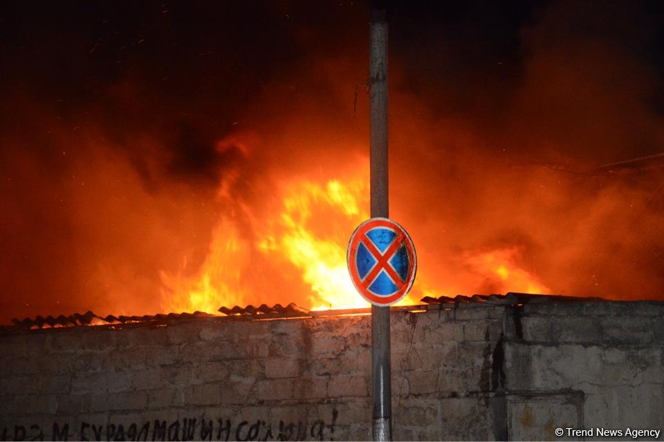 Bakının "maşın bazarı"nda yanğın söndürülüb (YENİLƏNİB-4) (FOTO/VİDEO)
