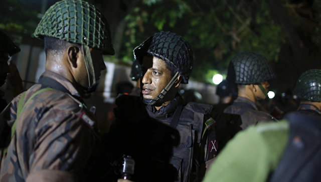 Bangladeş'te restona saldırı çatışma sürüyor