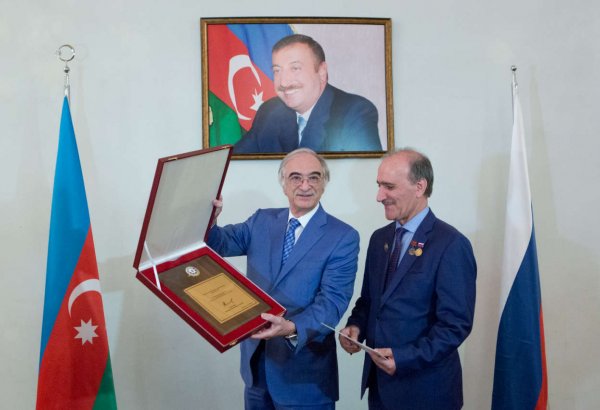 Azərbaycanlı həkimə Rusiyada Prezidentin fəxri diplomu təqdim edildi (FOTO)
