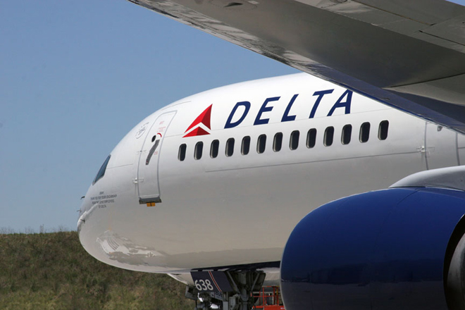 Delta jet makes emergency landing as smoke pours from engine