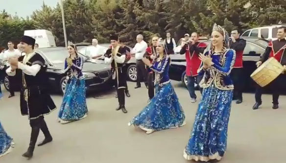Российских звезд встретили в Баку азербайджанскими танцами (ФОТО,ВИДЕО)