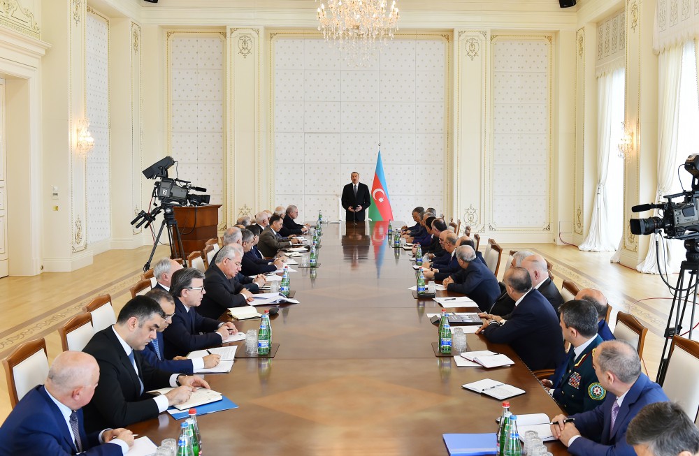 Под председательством Президента Азербайджана прошло заседание Кабмина по итогам социально-экономического развития в I полугодии (ФОТО)