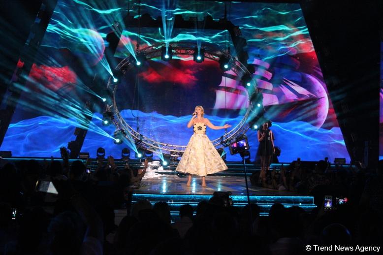Грандиозный фестиваль "Жара" в Баку завершился композицией Магомаева и праздничным салютом (ФОТО)