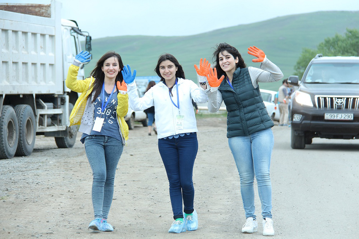 В Дашкесане "волонтеры-депутаты" провели флешмоб и экологическую акцию (ФОТО)