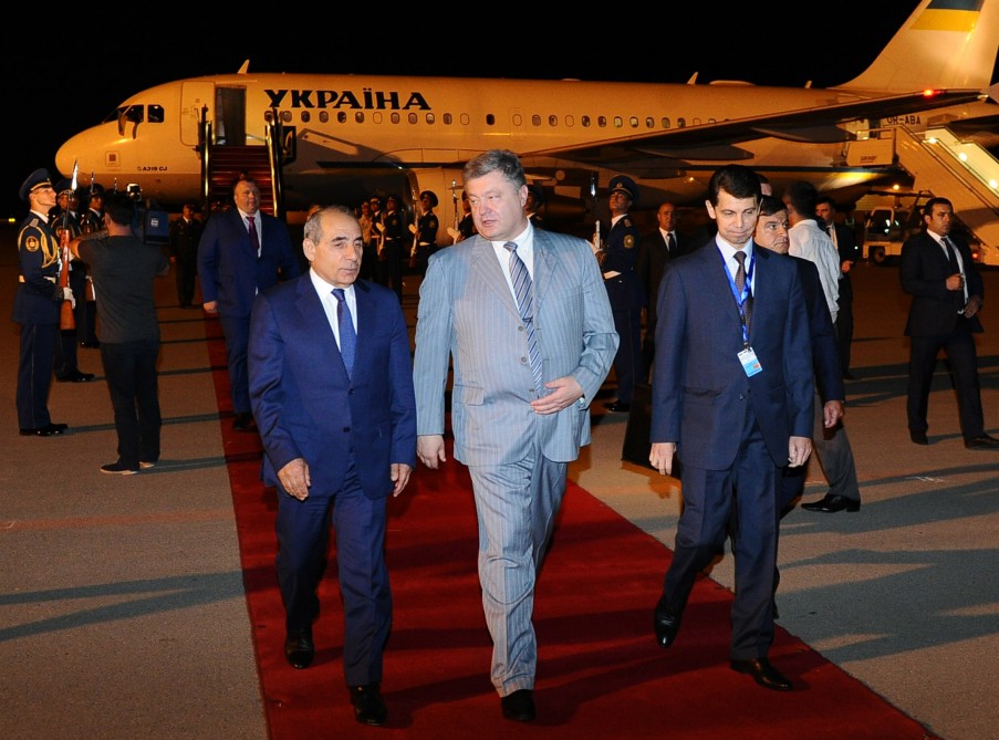 Ukrainian president in Azerbaijan on official visit