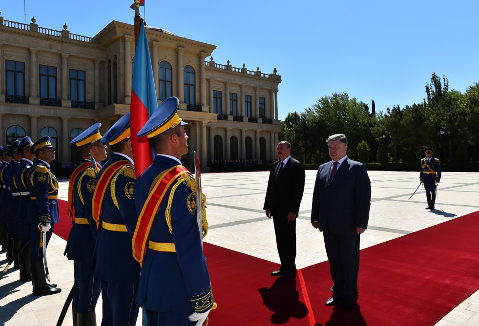 В Баку состоялась церемония официальной встречи президента Украины