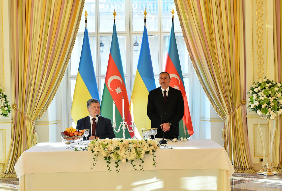 От имени Президента Ильхама Алиева дан официальный прием в честь Президента Украины