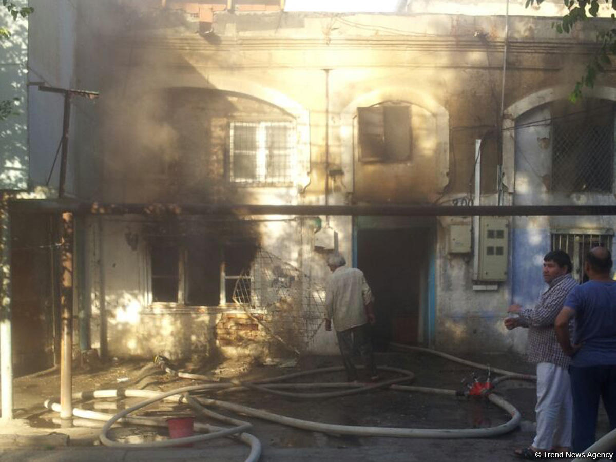 В Ясамальском районе Баку горит дом