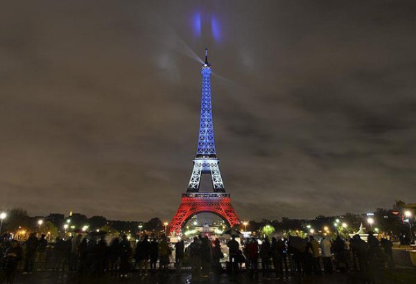 Эйфелева башня вновь окрасится в цвета флага Франции после теракта